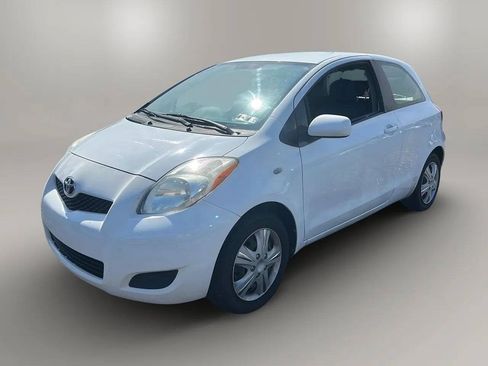 Used 2011 Toyota Yaris 2-Door Hatchback w/ Convenience Pkg FWD image 3