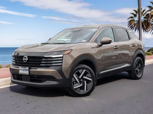 Used 2025 Nissan Kicks SV FWD image 2