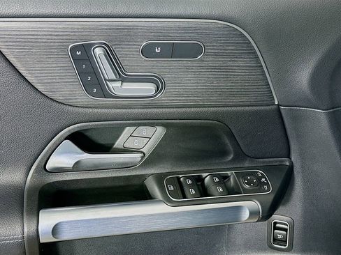Used 2023 Mercedes-Benz GLB 250 4MATIC image 22