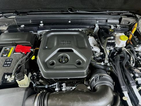 Used 2025 Jeep Wrangler Sahara image 30