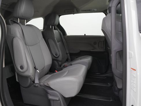 Used 2021 Toyota Sienna XLE AWD/4WD image 12
