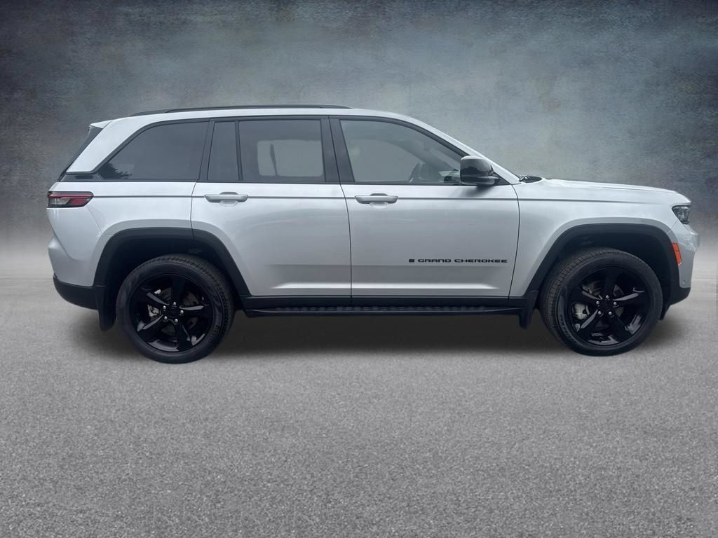 Used 2025 Jeep Grand Cherokee Limited w/ Luxury Tech Group II AWD/4WD image 9