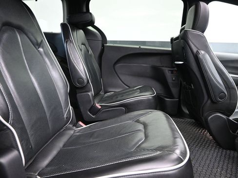 Used 2022 Chrysler Pacifica Limited w/ Uconnect Theater Family Group image 22