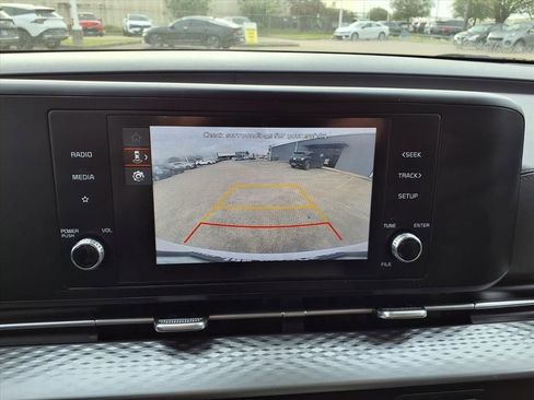Used 2024 Kia Carnival LX FWD image 29
