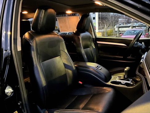 Used 2017 Toyota Highlander XLE image 7
