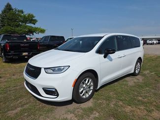 Used 2025 Chrysler Pacifica Select FWD video 1