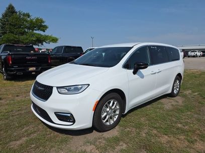 Used 2025 Chrysler Pacifica Select