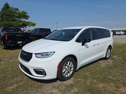 Used 2025 Chrysler Pacifica Select FWD image 1