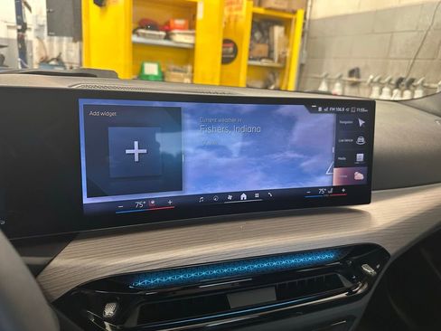 Used 2025 BMW 330i xDrive Sedan w/ Convenience Package image 27