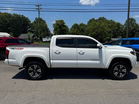 Used 2019 Toyota Tacoma TRD Sport AWD/4WD image 10