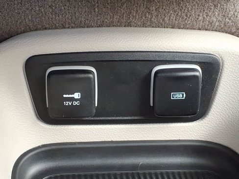 Used 2017 Chrysler Pacifica Touring-L FWD image 19