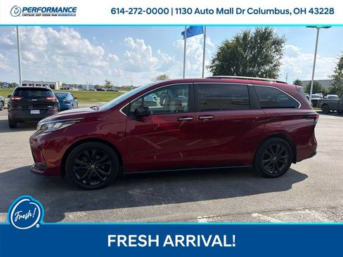 Used 2022 Toyota Sienna XSE FWD image 11