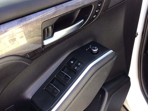 Used 2023 Toyota Highlander Limited image 18