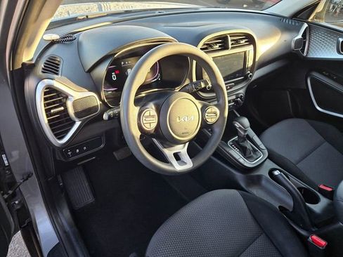 Used 2023 Kia Soul LX w/ LX Technology Package image 9