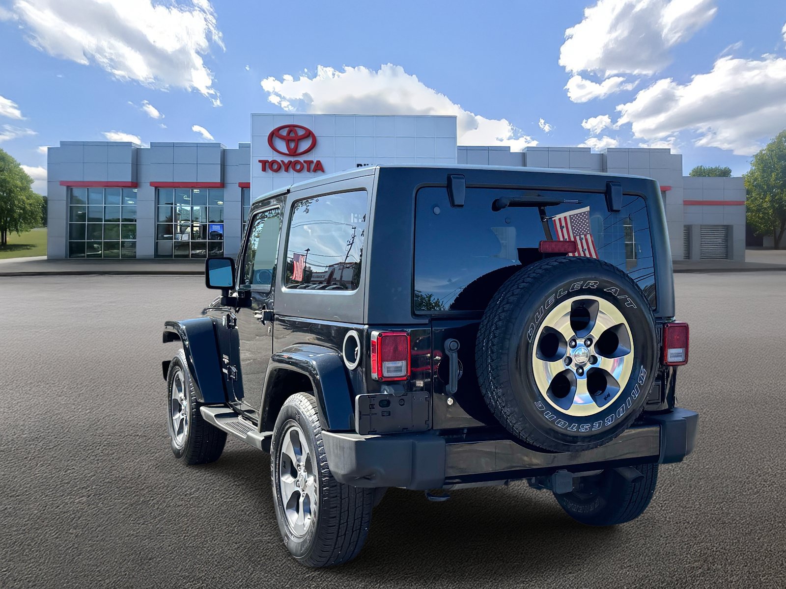 Used 2016 Jeep Wrangler Sahara w/ Connectivity Group AWD/4WD image 4
