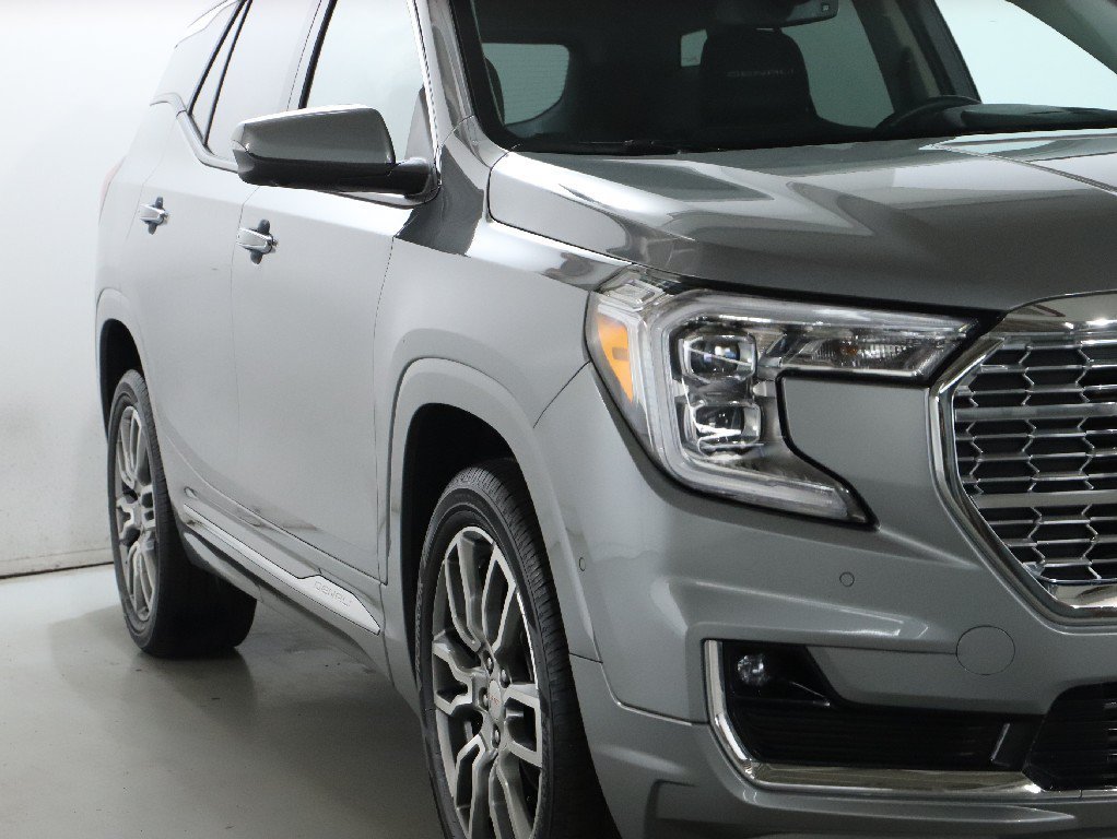 Used 2024 GMC Terrain Denali w/ Denali Premium Package AWD/4WD image 8