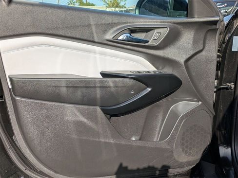 Used 2025 Chevrolet Trax LT w/ LT Convenience Package image 11