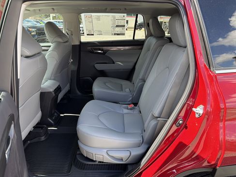 New 2026 Toyota Highlander Platinum image 25