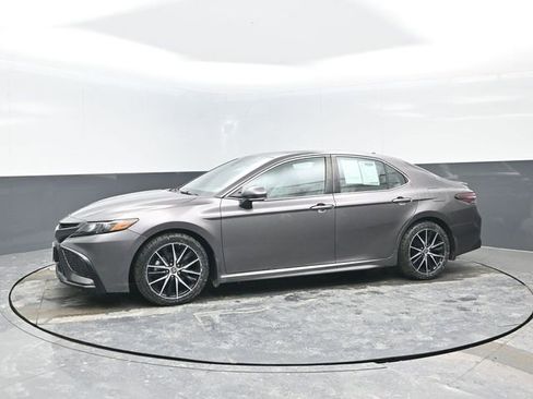 Used 2021 Toyota Camry SE w/ Cold Weather Package image 4