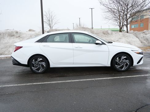 Certified 2025 Hyundai Elantra Limited w/ Cargo Package image 6