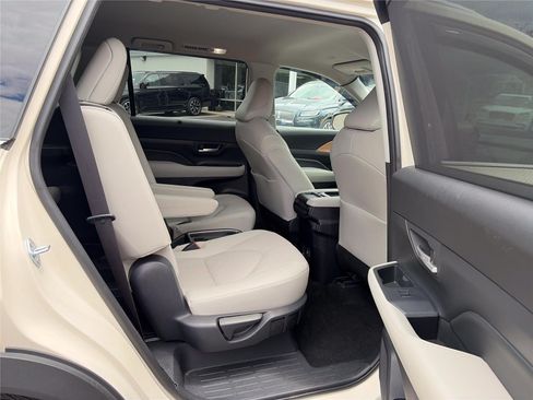Used 2024 Toyota Grand Highlander AWD image 13