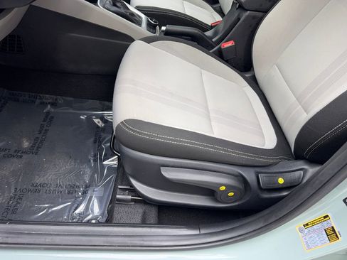 Used 2025 Hyundai Venue SEL image 24