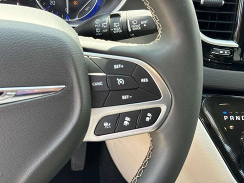 Used 2024 Chrysler Pacifica Touring-L FWD image 22