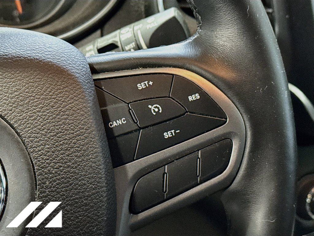 Used 2019 Jeep Cherokee Latitude Plus w/ Cold Weather Group AWD/4WD image 13