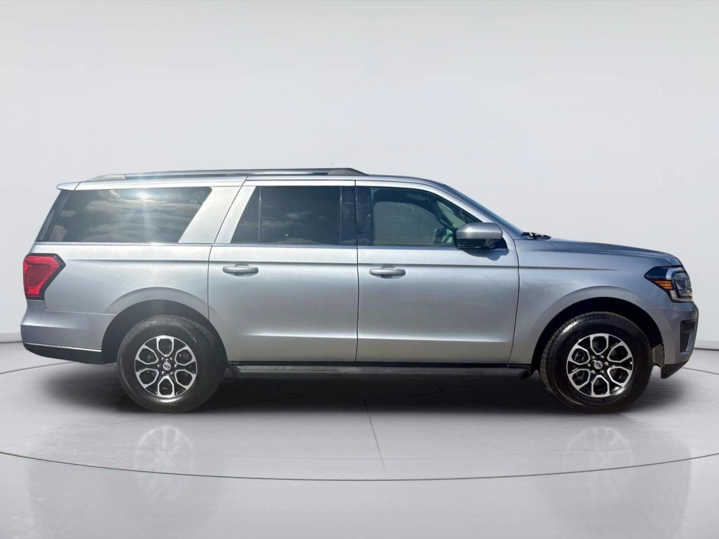 Used 2024 Ford Expedition Max XLT AWD/4WD image 2