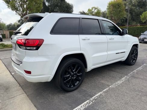 Used 2018 Jeep Grand Cherokee Altitude RWD image 4