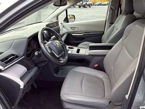 Used 2024 Toyota Sienna XLE image 29