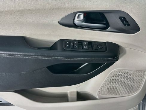 Used 2024 Chrysler Pacifica Touring-L FWD image 23
