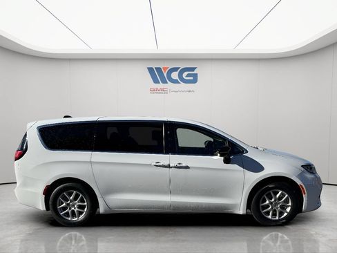 Used 2024 Chrysler Pacifica Touring-L FWD image 2