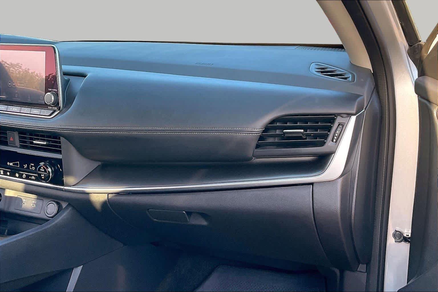 Used 2025 Nissan Rogue SV FWD image 18