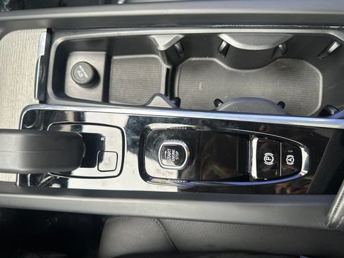 Used 2025 Volvo XC60 B5 Plus AWD/4WD image 19