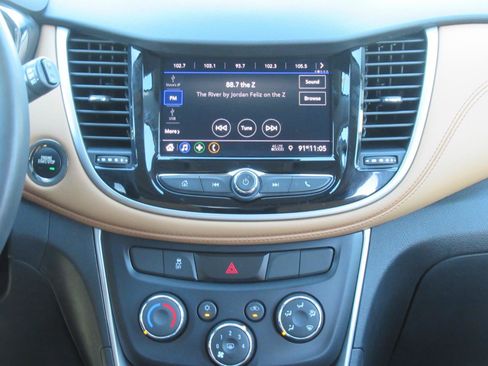 Used 2020 Chevrolet Trax LT w/ Driver Confidence Package FWD image 15