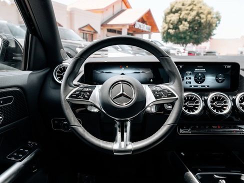 Used 2025 Mercedes-Benz GLA 250 4MATIC image 25