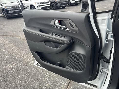 New 2026 Chrysler Pacifica Select FWD image 16