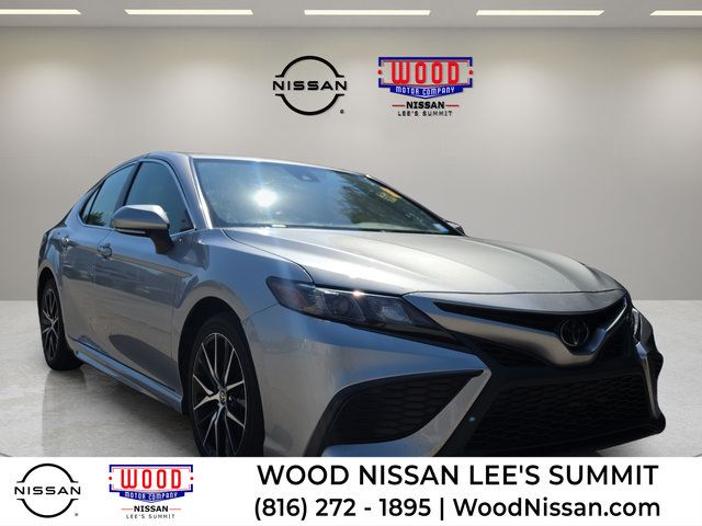 Used 2022 Toyota Camry SE FWD image 1