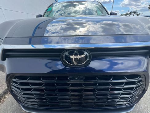 Used 2024 Toyota Grand Highlander AWD image 12
