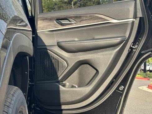 New 2025 Jeep Grand Cherokee Limited w/ Black Appearance Package image 16
