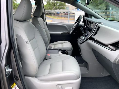 Used 2017 Toyota Sienna XLE FWD image 9
