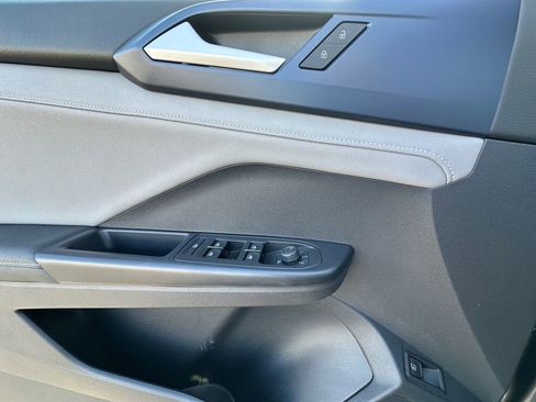 Used 2024 Volkswagen Taos SE image 11