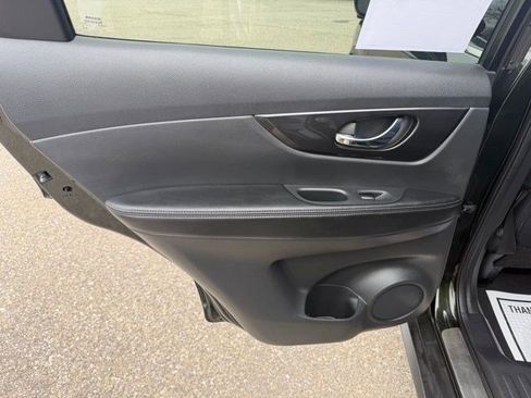 Used 2018 Nissan Rogue SV w/ Premium Package image 11