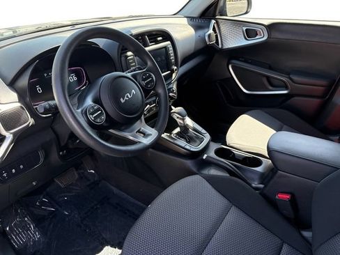 Used 2025 Kia Soul LX w/ LX Technology Package FWD image 12