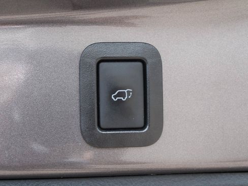 Used 2018 Toyota Highlander Plus AWD/4WD image 9