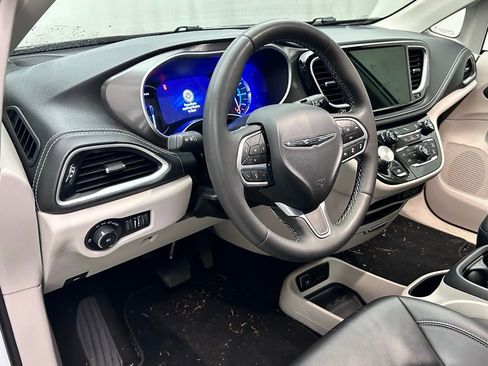 Used 2024 Chrysler Pacifica Limited FWD image 10