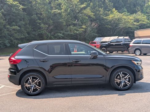 Used 2025 Volvo XC40 B5 Core AWD/4WD image 11