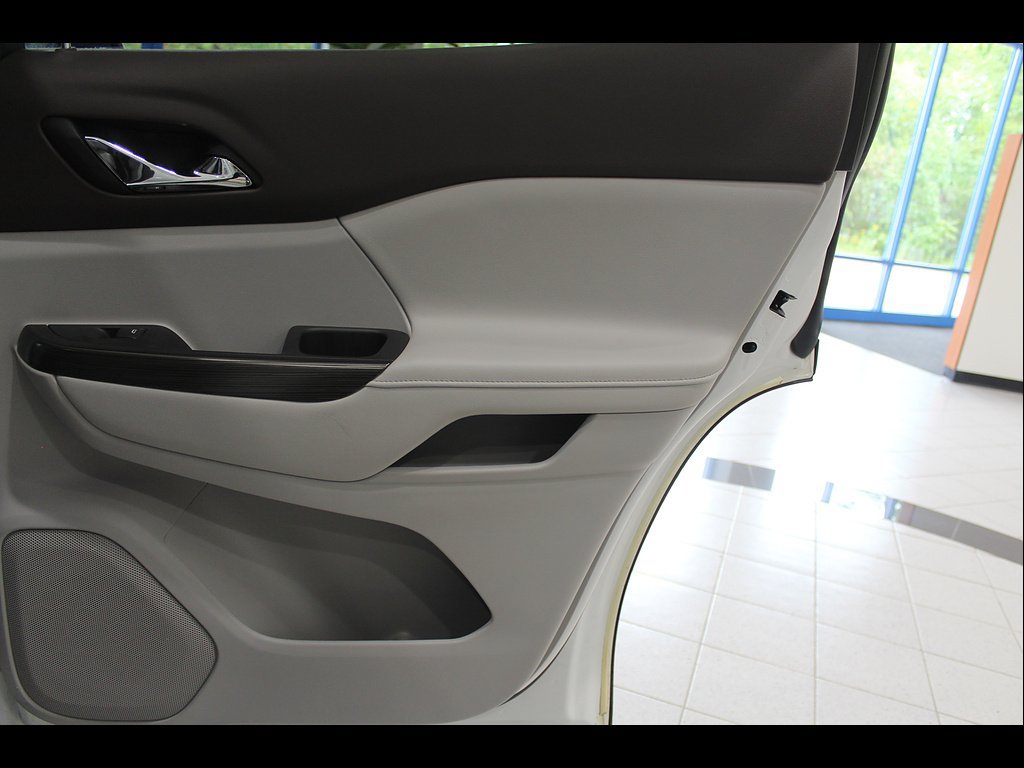 Used 2021 GMC Acadia SLT w/ Premium Package FWD image 23