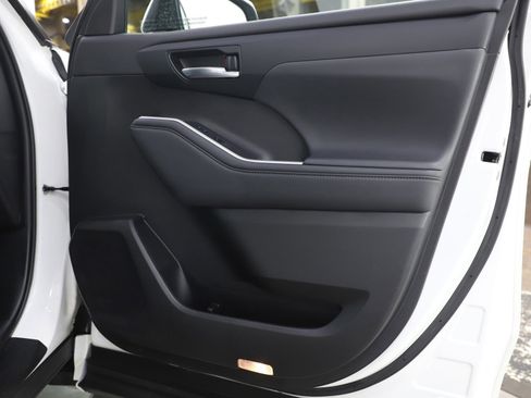 Used 2022 Toyota Highlander XLE image 9